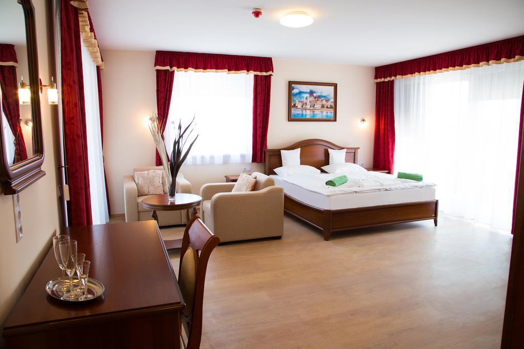 Luxury Hotel Siófok Esterno foto